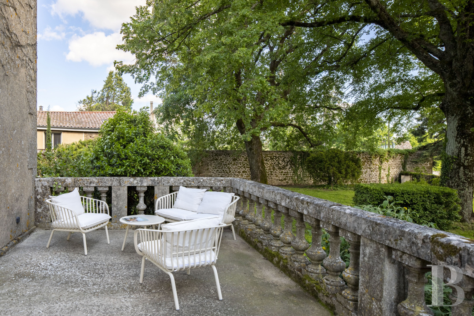 En Ardèche, à Vernoux-en-Vivarais, une maison du 19e siècle et son jardin dominant les reliefs - photo  n°33